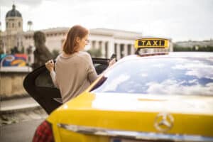 Kunde steigt in ein Taxi von Taxi40100