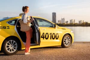 Kunde steigt in ein Taxi von Taxi40100