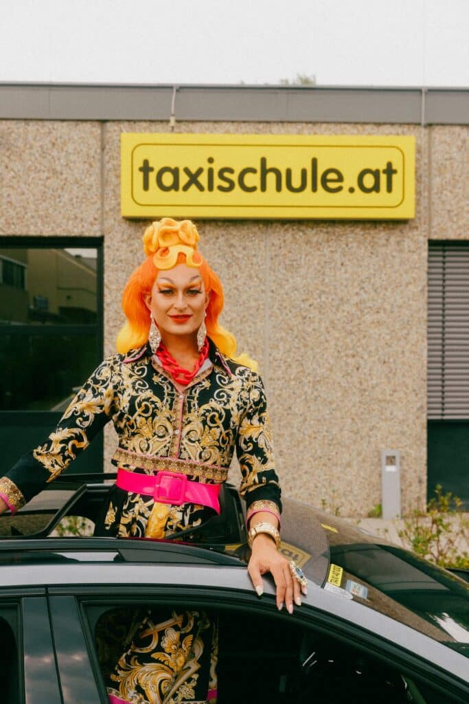 Tim Walker Schaut aus dem Taxi nahe der taxischule.at