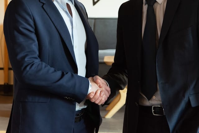 Zwei Personen einigen sich mit einem Handschlag
