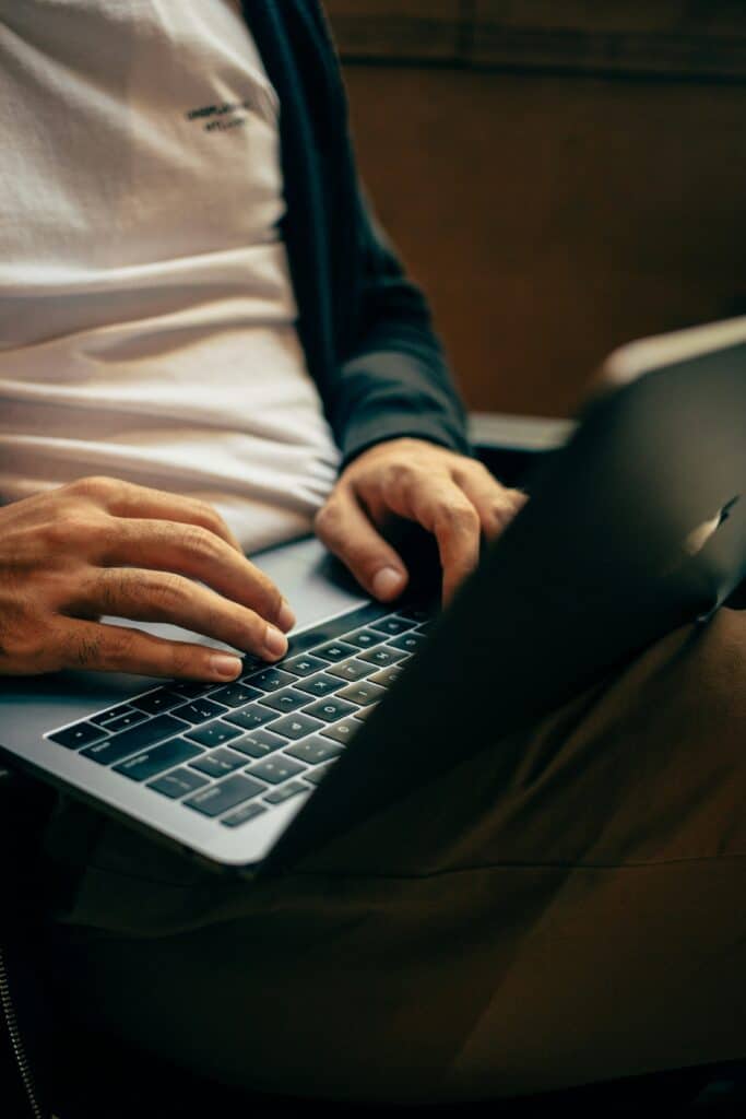 Bedienung der Webseite mit Laptop