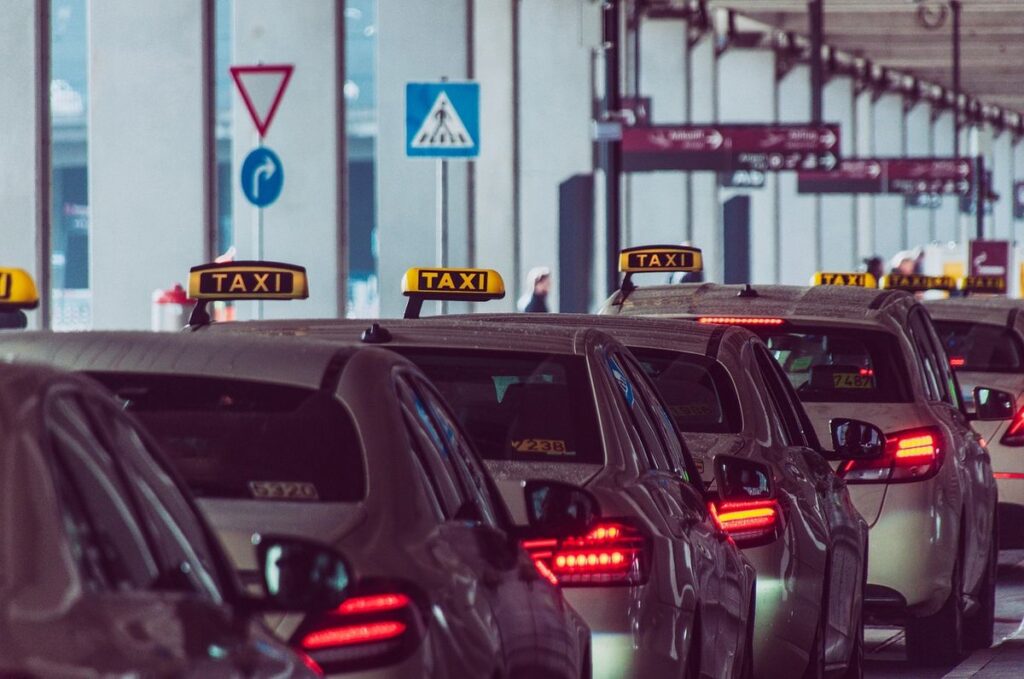 Reihe an Taxis an dem Wiener Flughafen