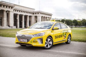 E-Taxi von Taxi40100 steht am