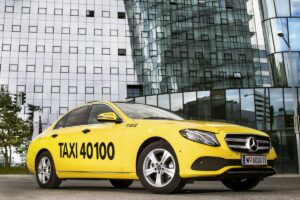 Taxi40100 Steht vor einen Glassgebäude