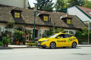 Elektronisches Green Taxi wartet auf einen Kunden