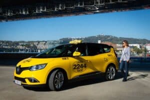 Kunde steht neben dem Linzer 2244 Taxi