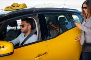 Kunde steigt in das bestellte Taxi von Taxi2244 ein,