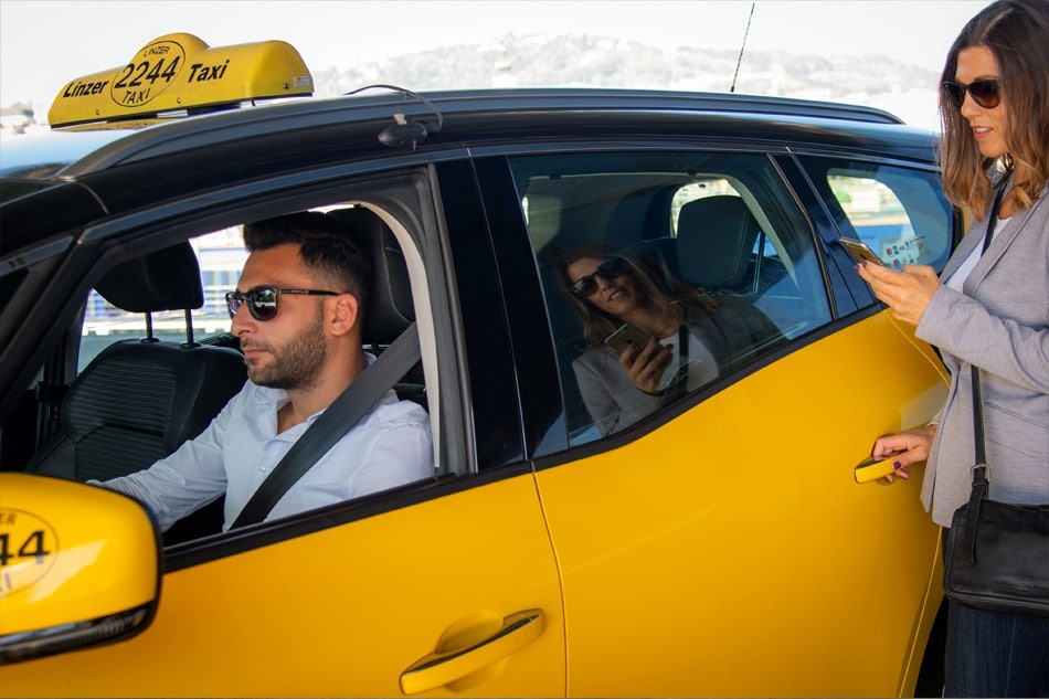 Kunde steigt in das bestellte Taxi von Taxi2244 ein,