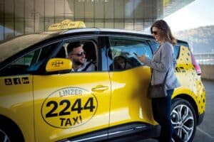 Kunde steigt in das bestellte Taxi von Taxi2244 ein,