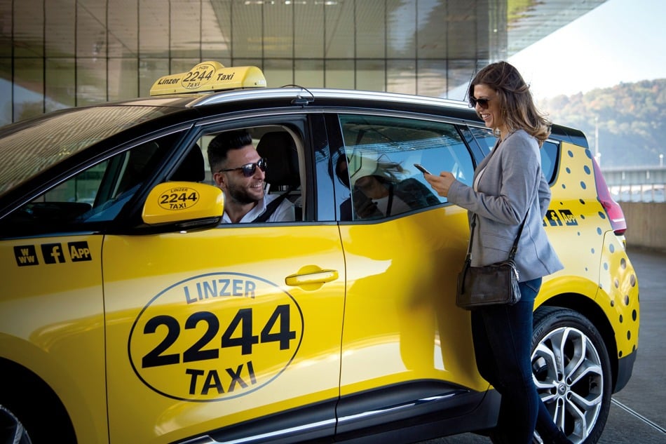 Kunde steigt in das bestellte Taxi von Taxi2244 ein,