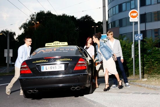 2244 Taxi fährt an eine AST Halte stelle